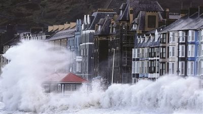 العاصفة زينب تضرب شمال أوروبا | فيديو