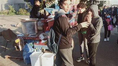 طلاب الإسكندرية يتناولون الإفطار على عربة فول بأول أيام الفصل الدراسي الثاني | صور 