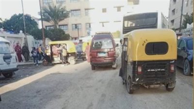 زحام وتكدس مروري أمام مجمع مدارس منطقة الرابعة الناصرية بالإسكندرية