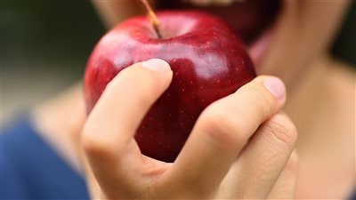 فوائد أكل التفاح على الريق