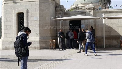بوابات للتعقيم والتزام بارتداء الكمامات.. توافد طلاب جامعة القاهرة بأول أيام الترم الثاني | فيديو 