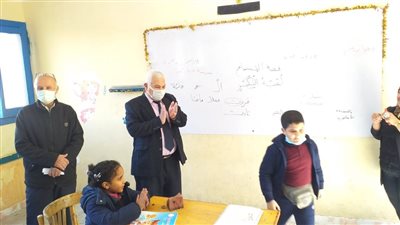 محافظ الإسكندرية يتفقد المدارس في بداية الفصل الدراسي الثاني | صور