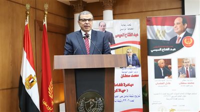 سعفان يسلم 3306 وثائق تأمين تكافلية للعمالة غير المنتظمة ببورسعيد