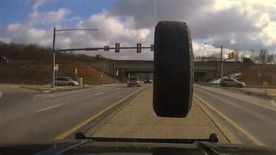 إطار سيارة يفلت ويصطدم بأخرى تابعة للشرطة في أمريكا | فيديو