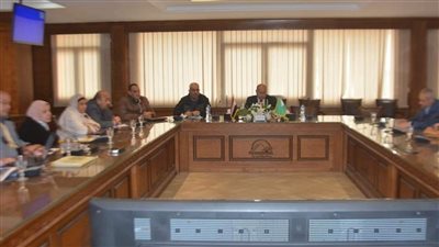 نائب محافظ الجيزة يناقش الموقف التنفيذي لمشروعات الصرف بأبو النمرس |صور