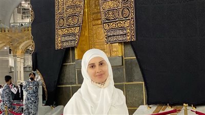 ياسمين رئيس تؤدي مناسك العمرة