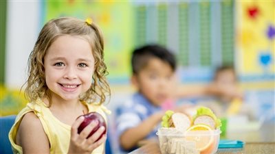 اعرفى العناصر الغذائية التى يحتاجها طفلك في اليوم الدراسي