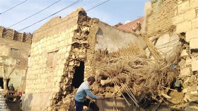 انهيار جزئي لمنزل من الطوب اللبن في قنا