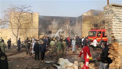 لحظة سقوط طائرة حربية على مبان سكنية في إيران| فيديو 