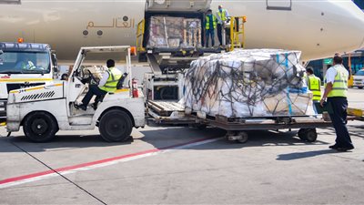 استقبال 2.158 مليون جرعة من لقاح «فايزر» بمطار القاهرة