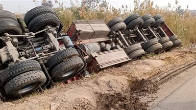 انقلاب سيارة نقل ثقيل على طريق الإسماعيلية - الزقازيق الزراعي | صور 