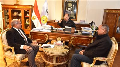 محافظ أسيوط يتابع معدلات تنفيذ 1500 مشروع ضمن حياة كريمة مع مسئولي جهاز التعمير 