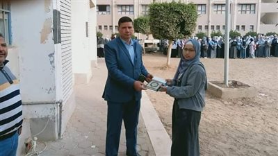 ردت مبلغا ماليا كبيرا.. تكريم طالبة أمينة بالتعليم الفني بالفيوم