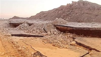 بالصور.. تلفيات بطريق دير الأنبا بولا بسبب السيول