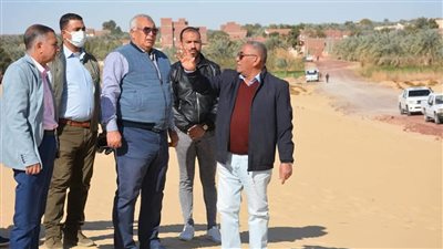 محافظ الوادي الجديد يتابع موقف مشروعات الصرف الصحي بمنطقة عين البرج