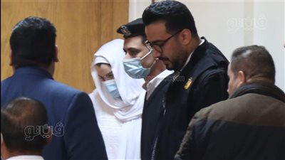 لحظة انهيار والدة حنين حسام خلال محاكمة نجلتها بالاتجار في البشر.. فيديو