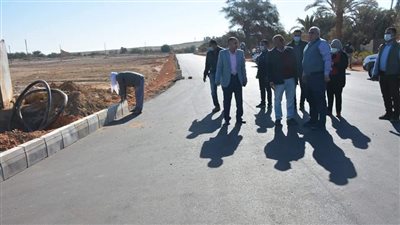 محافظ الوادي الجديد يتفقد أعمال إنشاء الطرق والمحاور الداخلية بالخارجة