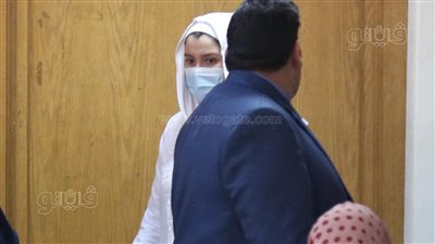 حاولت إخفاء وجهها.. الاستماع لأقوال حنين حسام بقضية الإتجار في البشر | فيديو