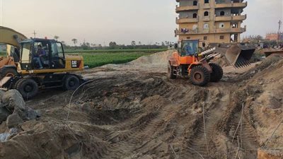 إزالة سملات وأعمدة خرسانية مقامة على أرض زراعية بالشرقية 