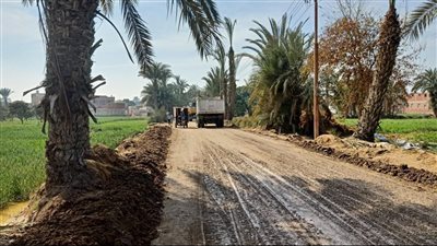 معدات بني سويف تواصل التعامل مع أزمة مياه السيل بقرية سنور| صور