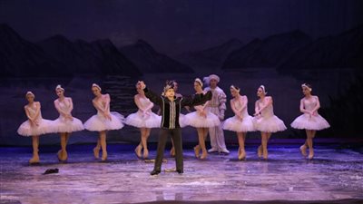 جليد موسكو يبهر الجمهور ويمزج الكلاسيكي بالرقص الإيقاعي المعاصر | صور