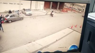 لحظة دهس سيارة ملاكي لشخص أثناء رجوعها للخلف بسرعة جنونية في النزهة| صور