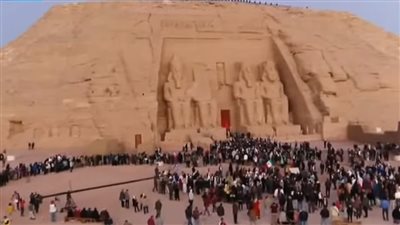 وقفوا مبهورين.. سائحون يشاهدون ظاهرة تعامد الشمس على وجه رمسيس الثانى | فيديو