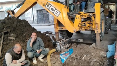 إصلاح كسر بماسورة المياه في شارع زكي مطر شمال الجيزة | صور