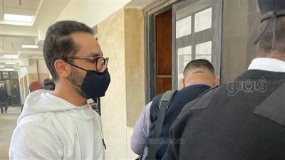 إيداع شادي خلف قفص الاتهام تمهيدا لمحاكمته | صور