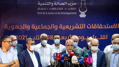 الانفراد بالقرار وإقصاء الشباب.. 