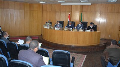 محافظ المنيا يناقش تظلمات المواطنين حول أسعار بيع أراضي أملاك الدولة