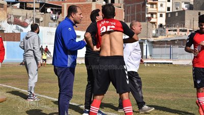 بسبب شدة الحرارة.. لاعب سمنود يغير قميصه أثناء المباراة|صور