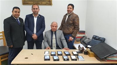 ضبط راكبة حاولت تهريب هواتف محمولة حول جسدها بمطار برج العرب