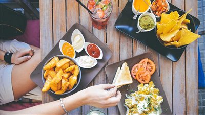 بعد كريم الحسيني ورشا العدل.. كيف تحقق الربح من مشروع بيع وجبات سريعة جاهزة 