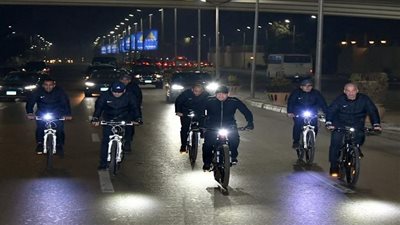 السيسي يقود دراجة خلال جولة تفقدية فجر اليوم