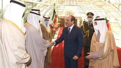 السيسي يلتقي رئيس وزراء الكويت.. يؤكد التطلع إلى تطوير التعاون مع الكويت إلى إطار مستدام من التكامل الاقتصادي الاستراتيجي في ظل التحديات والأزمات الأمنية والاقتصادية والاجتماعية بالمنطقة