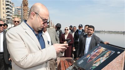 محافظ بني سويف يستخدم تليفونه لتفعيل باركود ممشى العظماء بكورنيش النيل