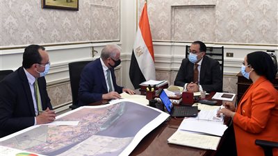 مدبولي: تنفيذ 3 محطات طاقة شمسية جديدة.. وتأهيل شرم الشيخ لاستقبال السيارات الكهربائية