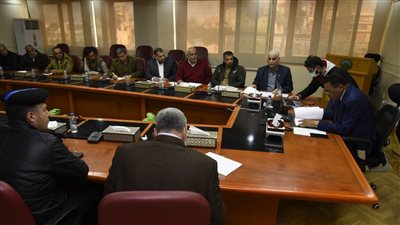 محافظ مطروح يبحث تحديد مواقع انتظار السيارات لمنع الكثافات المرورية | صور 