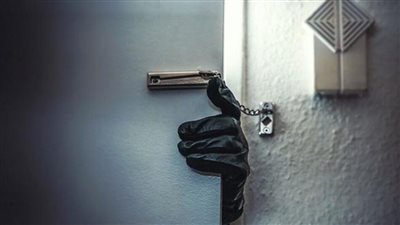 ابن عاق.. سوري يتفق مع صديقه لسرقة 63 ألف دولار من منزل والديه