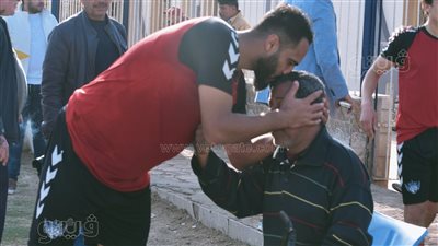 مهاجم سمنود يحتفل بهدفه بتقبيل رأس كبير مشجعي فريقه