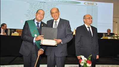 رئيس مجلس الدولة يكرم المستشار أمير يعقوب المصاب في حادث العريش الإرهابي