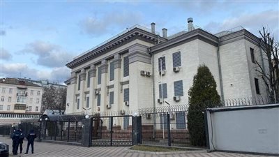 إنزال علم روسيا عن سفارتها لدى أوكرانيا