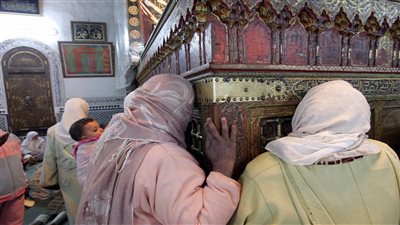 من داخل المناهج الصوفية.. ما العلاقة بين التوسل والتبرك في الأضرحة بالتصوف الحقيقي؟ 