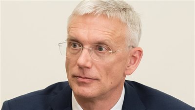 رئيس وزراء لاتفيا: موسكو تنقل دبابات إلى دونباس