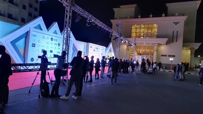 بالصور.. الاستعداد لبدء حفل افتتاح مهرجان أسوان لسينما المرأة