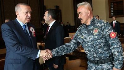 أردوغان يقدم واجب العزاء في وفاة مسئول تركي على طائرة الرئاسة بالسنغال