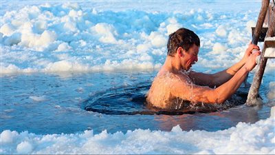  النتيجة غير متوقعة.. غطاس محترف يحاول السباحة تحت الجليد| فيديو