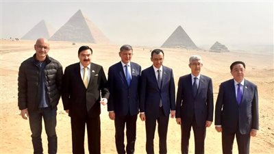 رئيس مجلس الشيوخ الكازاخستاني يزور الأهرامات | صور