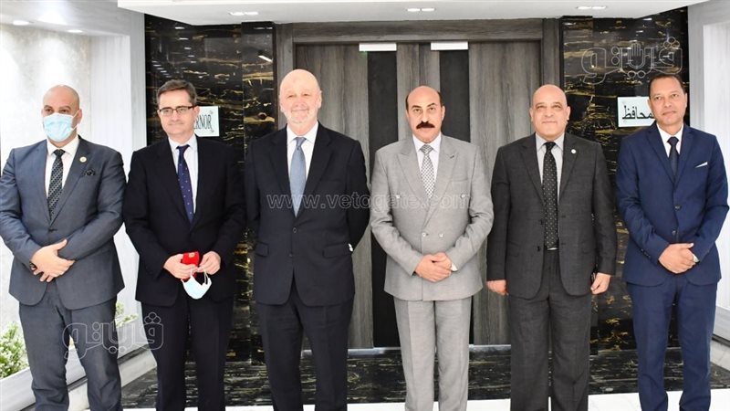 محافظ أسوان يلتقى